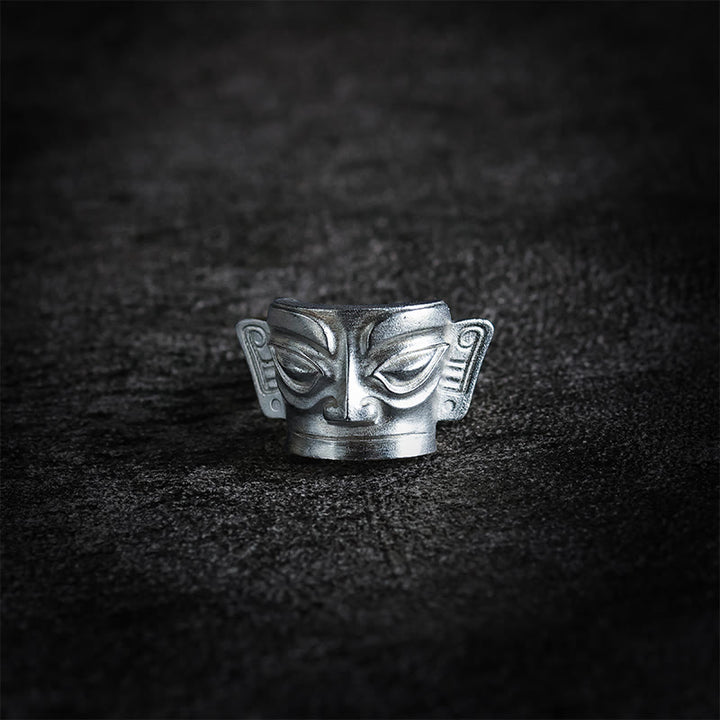 Anillo de protección con máscara de Sanxingdui de plata de ley 999 fundida a mano con Buddha Stones