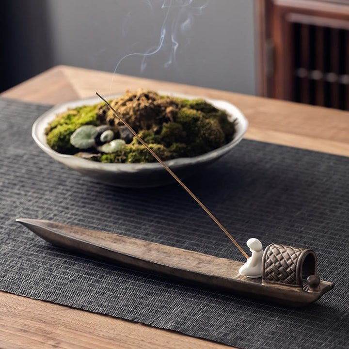 Quemador de incienso de cerámica marrón con forma de pescador y curación zen con Buddha Stones - image 1
