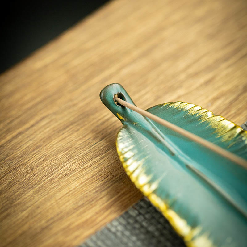 Quemador de incienso de cerámica curativo con borde dorado y plumas verdes de Buddha Stones - image 10