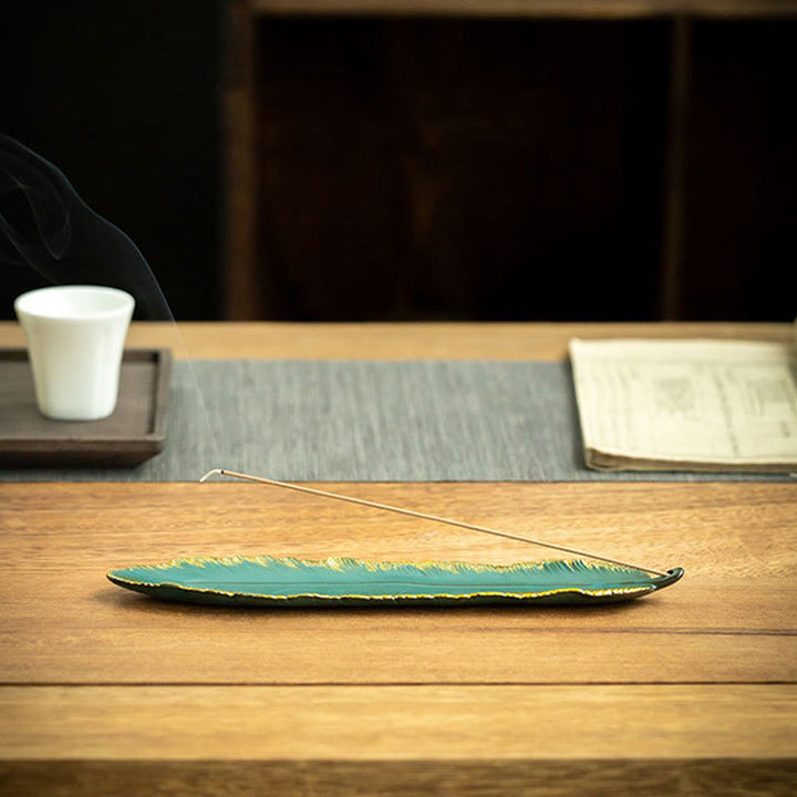 Quemador de incienso de cerámica curativo con borde dorado y plumas verdes de Buddha Stones - image 7