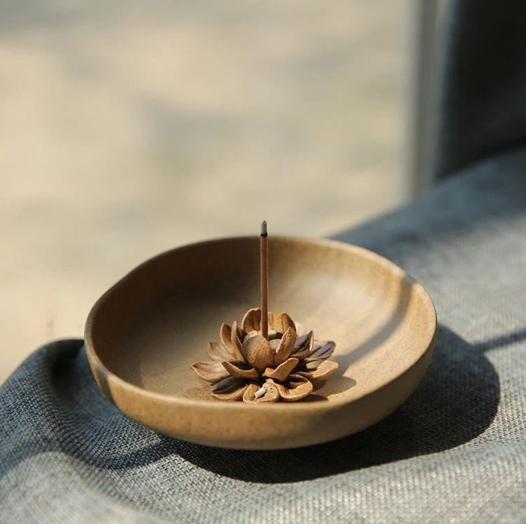Quemador de incienso de cerámica curativo con pedestal de loto y Buddha Stones