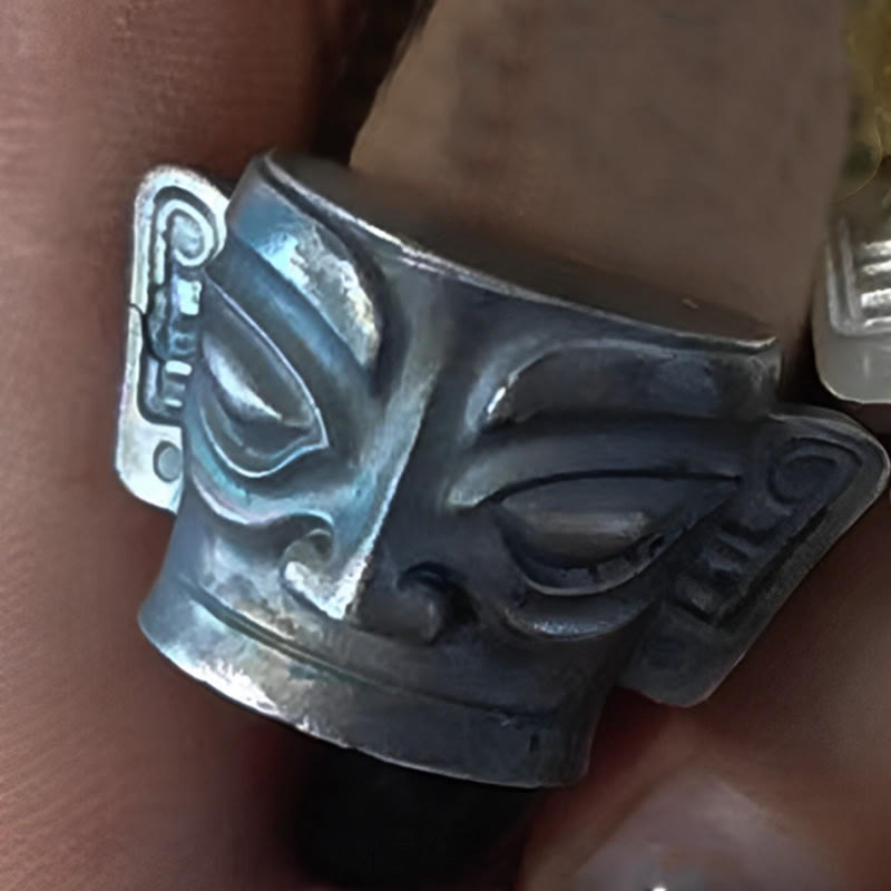 Anillo de protección con máscara de Sanxingdui de plata de ley 999 fundida a mano con Buddha Stones