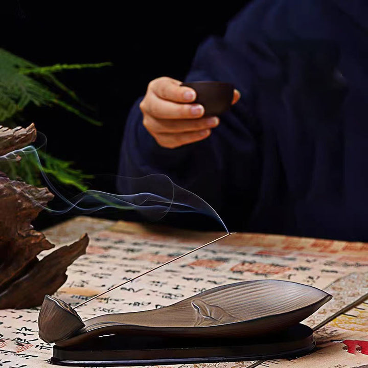 Quemador de incienso de cerámica marrón con forma de vaina de loto y Buddha Stones para curación zen