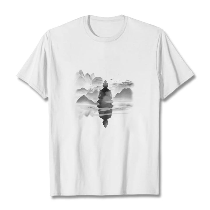 Camiseta de algodón con estampado de Buda sentado en las montañas y Buddha Stones meditando - Blanco - 2XL - image 5