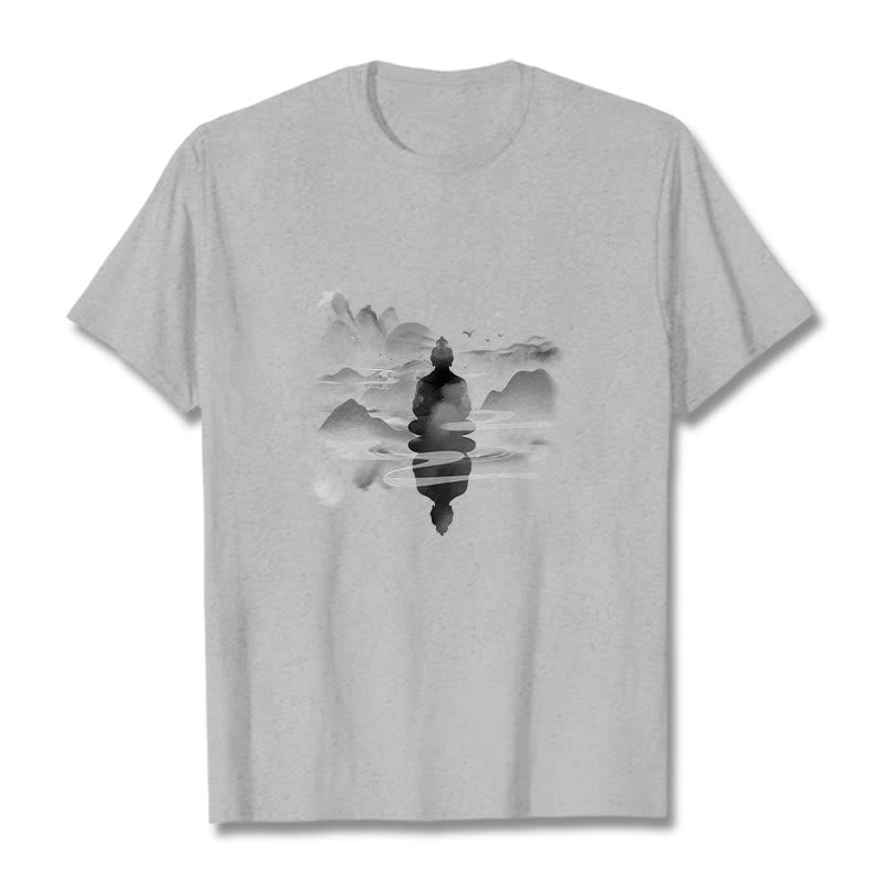 Camiseta de algodón con estampado de Buda sentado en las montañas y Buddha Stones meditando - Gris claro - 2XL - image 19