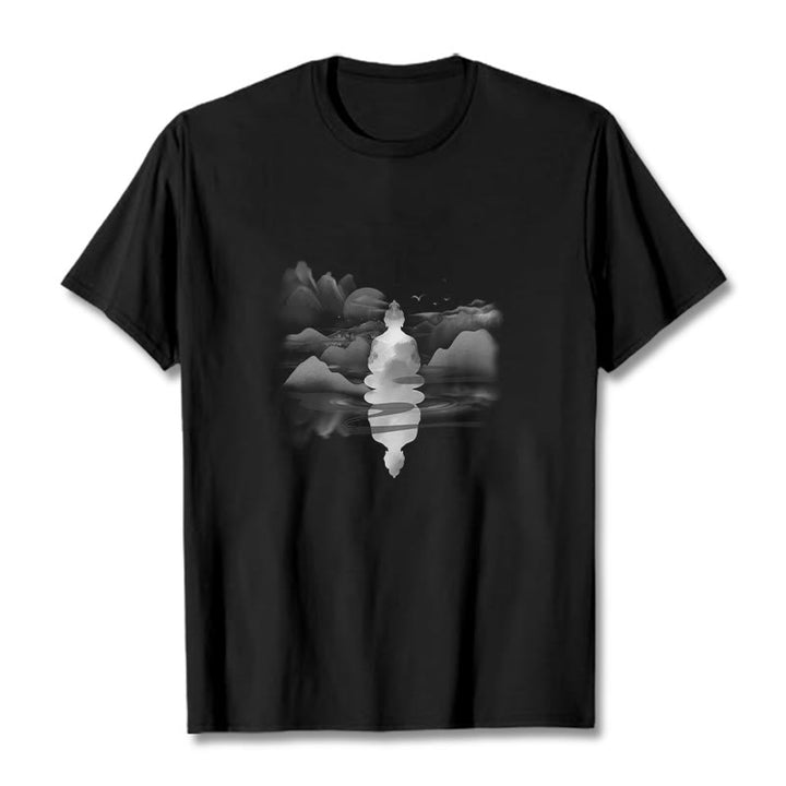 Camiseta de algodón con estampado de Buda sentado en las montañas y Buddha Stones meditando - Negro - 2XL - image 0