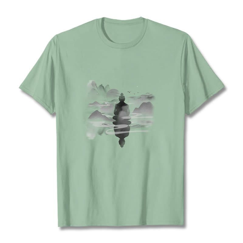 Camiseta de algodón con estampado de Buda sentado en las montañas y Buddha Stones meditando - Verde pálido - 2XL - image 13