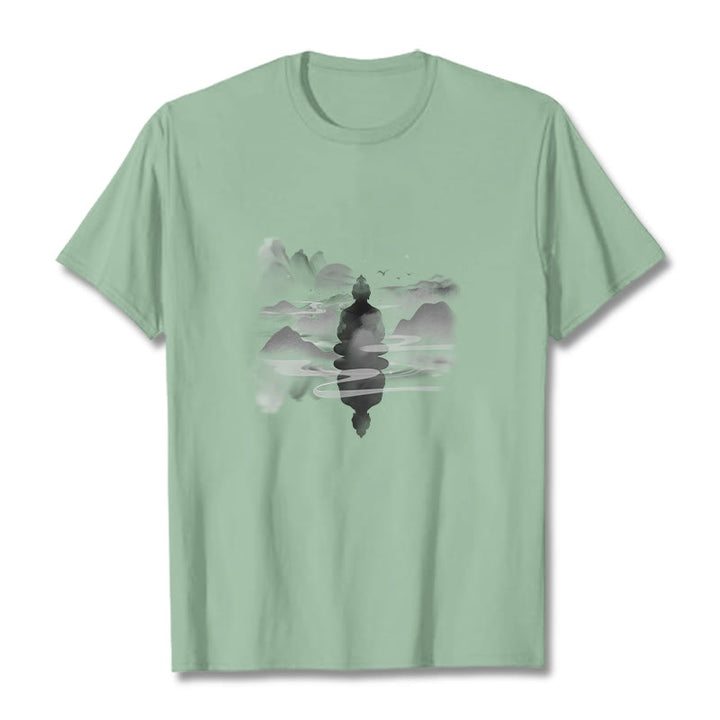 Camiseta de algodón con estampado de Buda sentado en las montañas y Buddha Stones meditando - Verde pálido - 2XL - image 12
