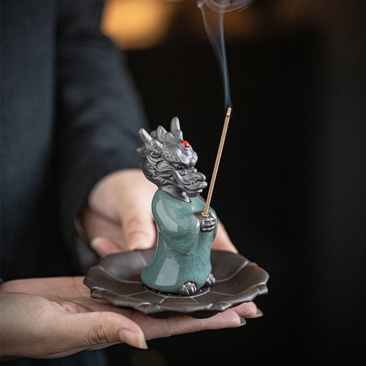 Quemador de incienso de cerámica con base de loto y personaje Fu del rey dragón rezando con Buddha Stones para decoración de escritorio