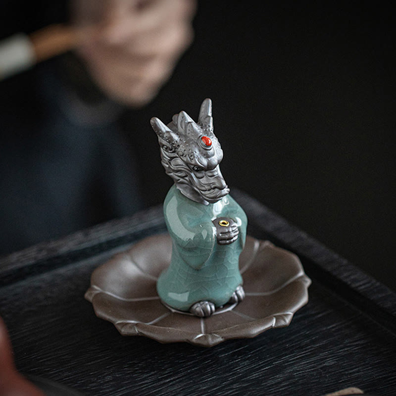 Quemador de incienso de cerámica con base de loto y personaje Fu del rey dragón rezando con Buddha Stones para decoración de escritorio