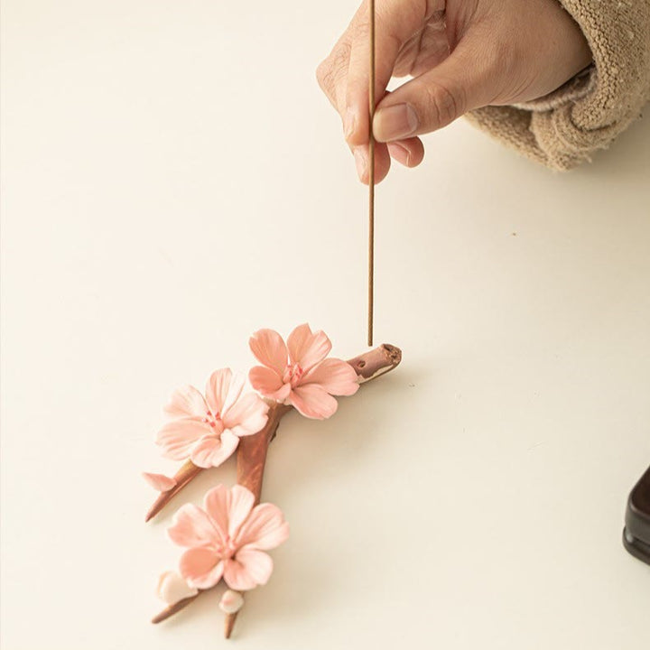 Quemador de incienso de cerámica curativo con ramas de ciruelo en flor y Buddha Stones para decoración de escritorio