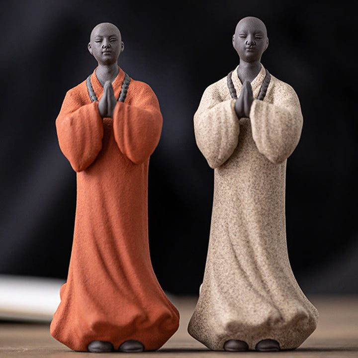 Figura de monje meditando y rezando con Buddha Stones, cerámica, compasión, serenidad, decoración del hogar