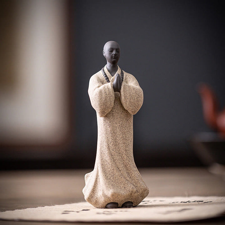 Figura de monje meditando y rezando con Buddha Stones, cerámica, compasión, serenidad, decoración del hogar