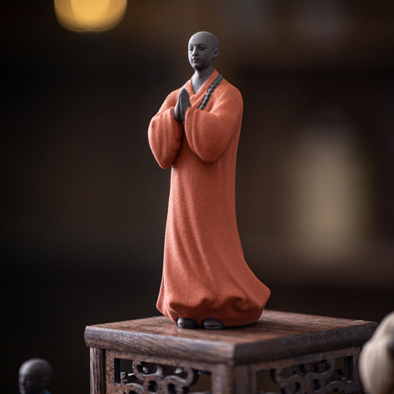 Figura de monje meditando y rezando con Buddha Stones, cerámica, compasión, serenidad, decoración del hogar
