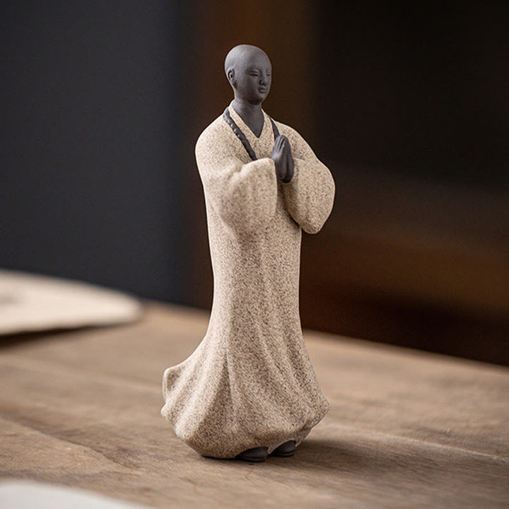Figura de monje meditando y rezando con Buddha Stones, cerámica, compasión, serenidad, decoración del hogar