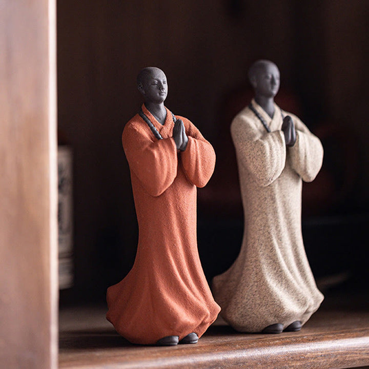 Figura de monje meditando y rezando con Buddha Stones, cerámica, compasión, serenidad, decoración del hogar