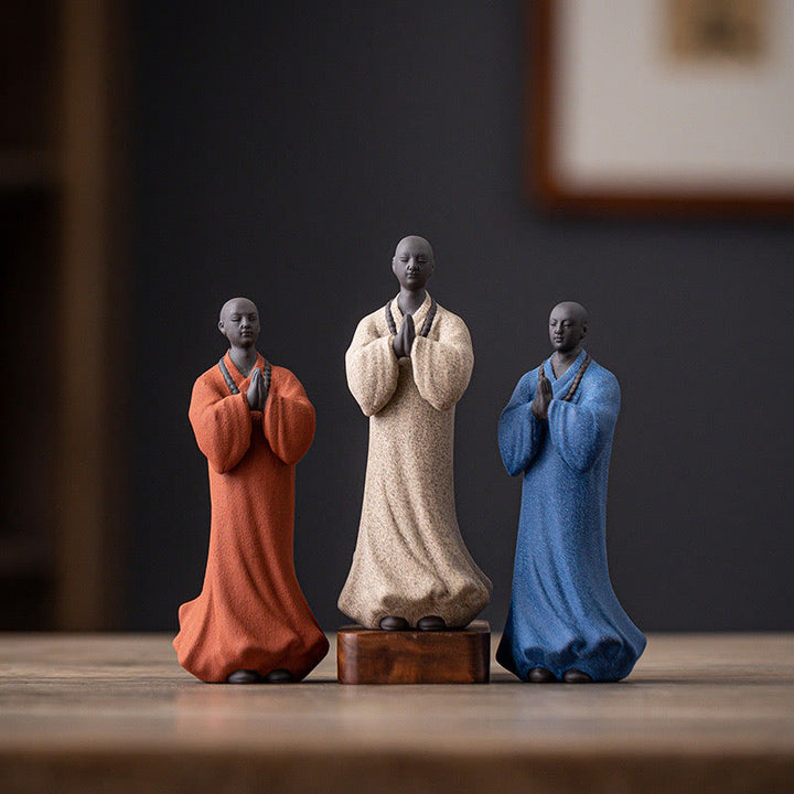 Figura de monje meditando y rezando con Buddha Stones, cerámica, compasión, serenidad, decoración del hogar