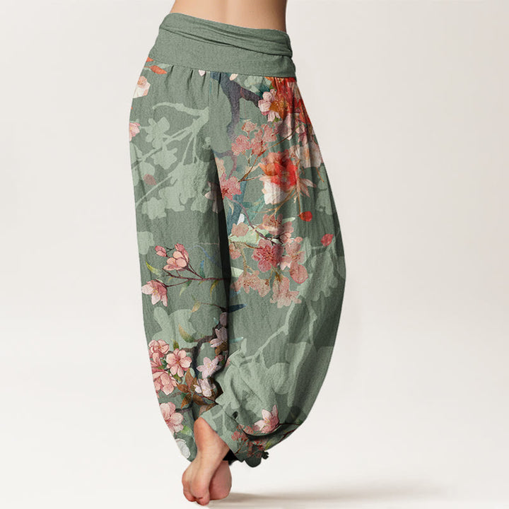 Pantalones bombachos de cintura elástica para mujer con estampado de flores rojas y rosas en algodón con Buddha Stones y exuberantes ramas. - image 2