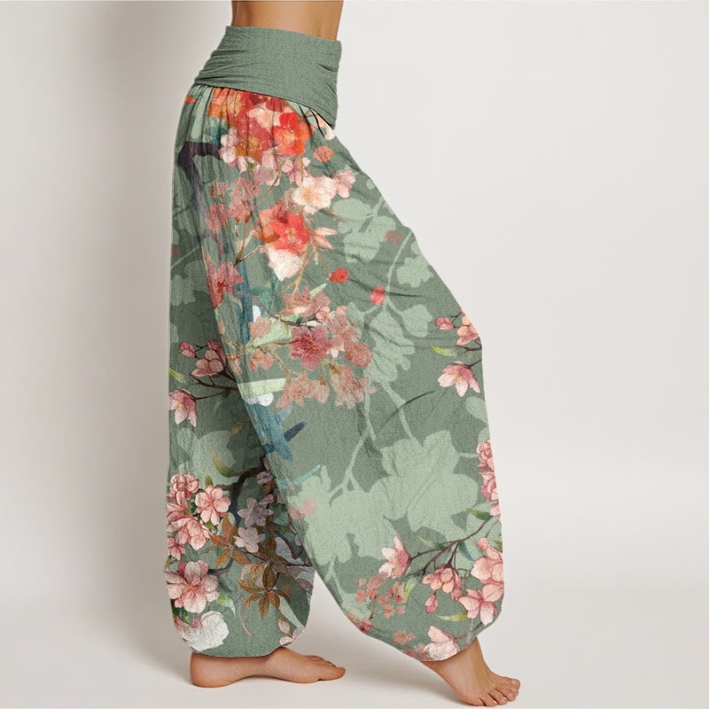 Pantalones bombachos de cintura elástica para mujer con estampado de flores rojas y rosas en algodón con Buddha Stones y exuberantes ramas. - image 1