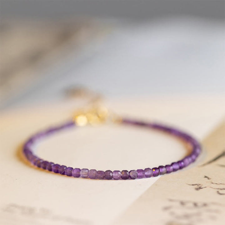 Pulsera de paz interior de cobre bañada en oro de 14 k con cuentas ultrafinas de amatista natural de 2,5 mm y Buddha Stones