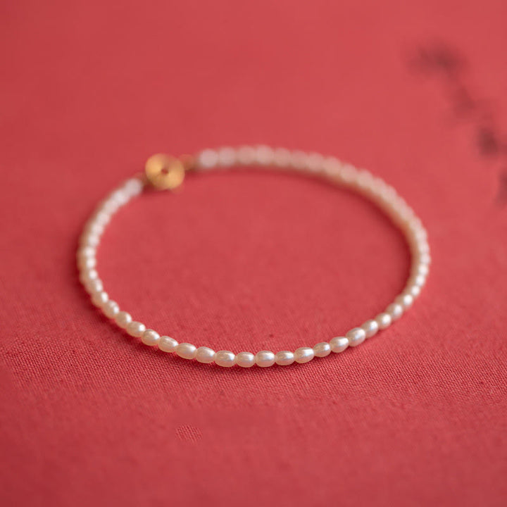 Pulsera de la sabiduría de cobre bañada en oro de 14 k con perlas naturales ultrafinas de 2 mm y Buddha Stones