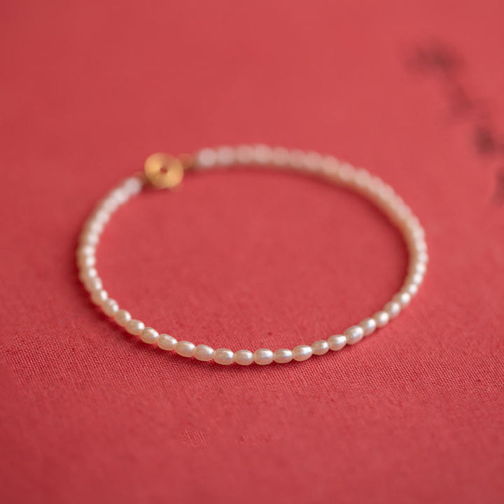 Pulsera de la sabiduría de cobre bañada en oro de 14 k con perlas naturales ultrafinas de 2 mm y Buddha Stones