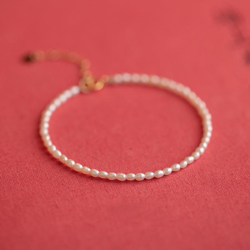 Pulsera de la sabiduría de cobre bañada en oro de 14 k con perlas naturales ultrafinas de 2 mm y Buddha Stones