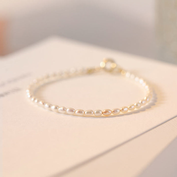 Pulsera de la sabiduría de cobre bañada en oro de 14 k con perlas naturales ultrafinas de 2 mm y Buddha Stones