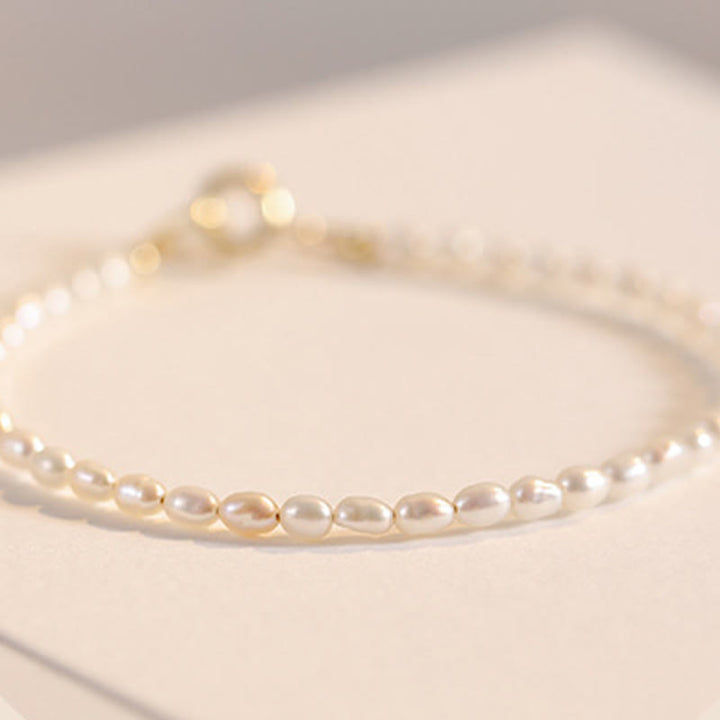 Pulsera de la sabiduría de cobre bañada en oro de 14 k con perlas naturales ultrafinas de 2 mm y Buddha Stones