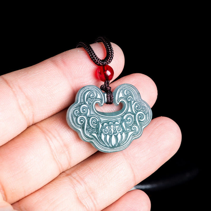 Collar con colgante de abundancia y prosperidad con Buddha Stones talladas en jade y loto