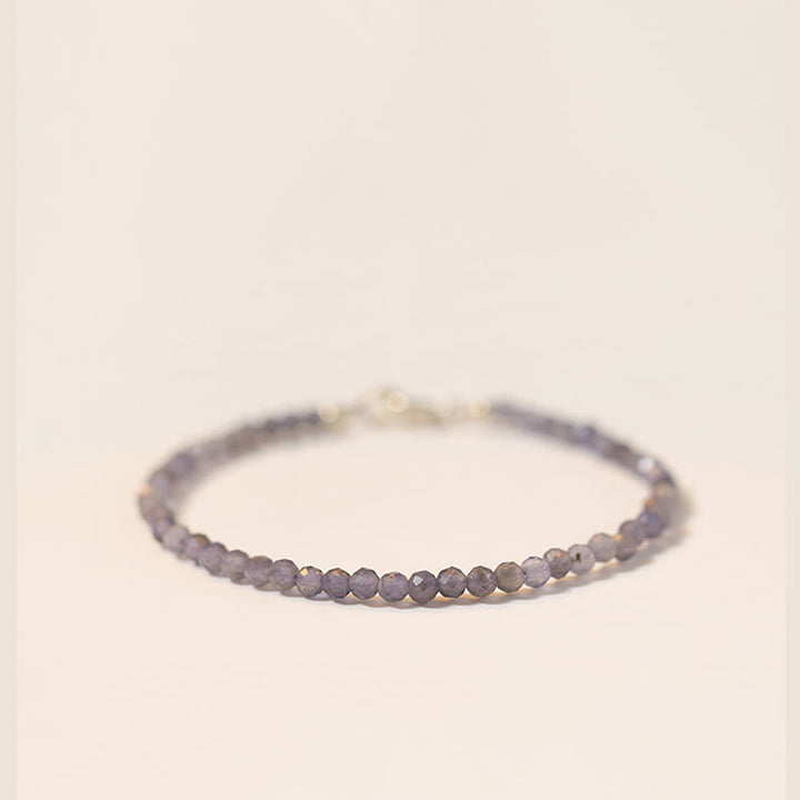 Pulsera de comunicación de cobre bañada en oro de 14 k con cuentas ultrafinas de iolita y amatista de 3 mm y Buddha Stones