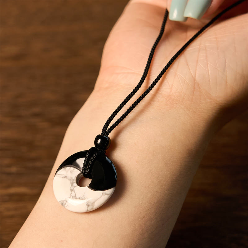 Collar con colgante de fuerza con cuerda trenzada y diseño de hebilla de paz Yin Yang con obsidiana negra natural y turquesa blanca y Buddha Stones