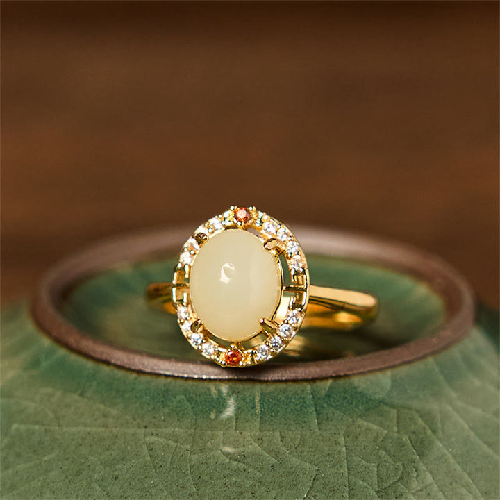 Anillo de la suerte abierto de cobre con forma de huevo de circonita y jade hetiano natural con Buddha Stones