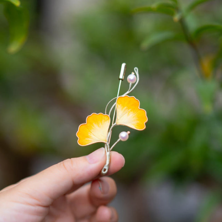 Broche de hoja de ginkgo de seda morera con flores de terciopelo de Yangzhou hecho a mano con Buddha Stones