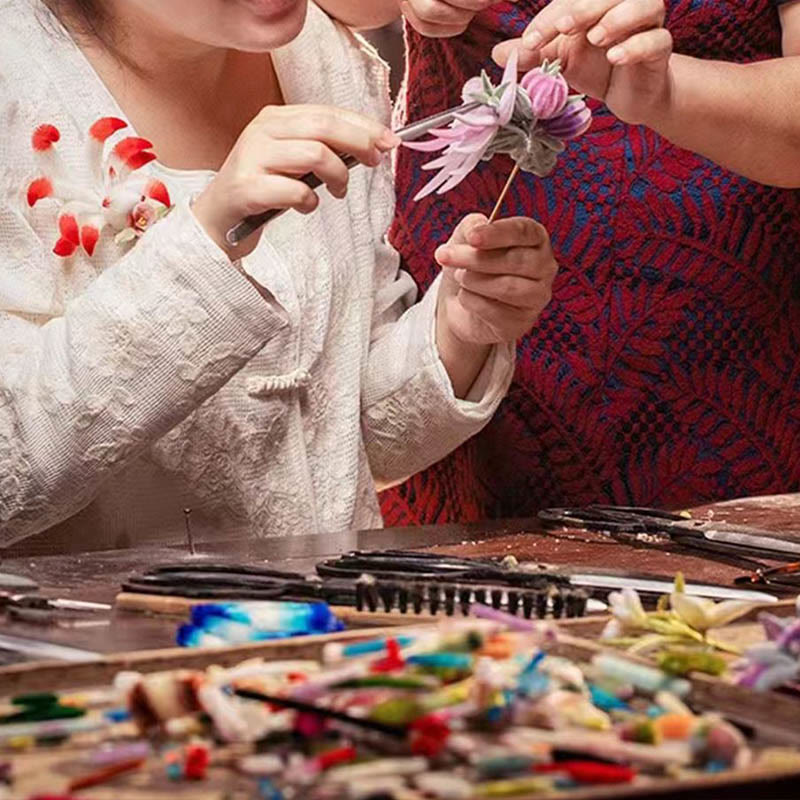 Broche de hoja de ginkgo de seda morera con flores de terciopelo de Yangzhou hecho a mano con Buddha Stones