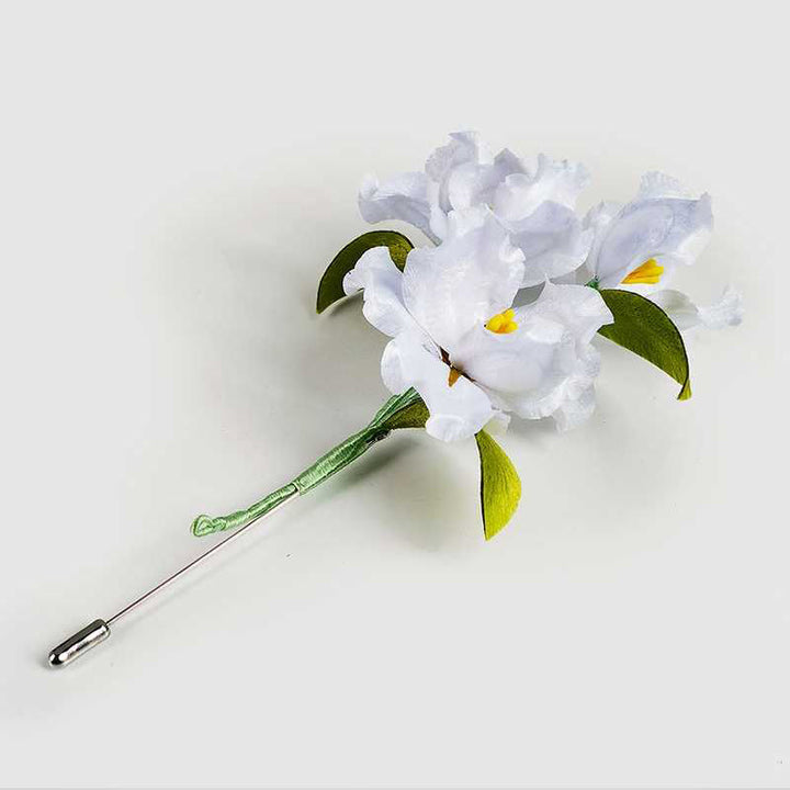 Broche de flor de lirio blanco de seda morera con flores de terciopelo hechas a mano con Buddha Stones