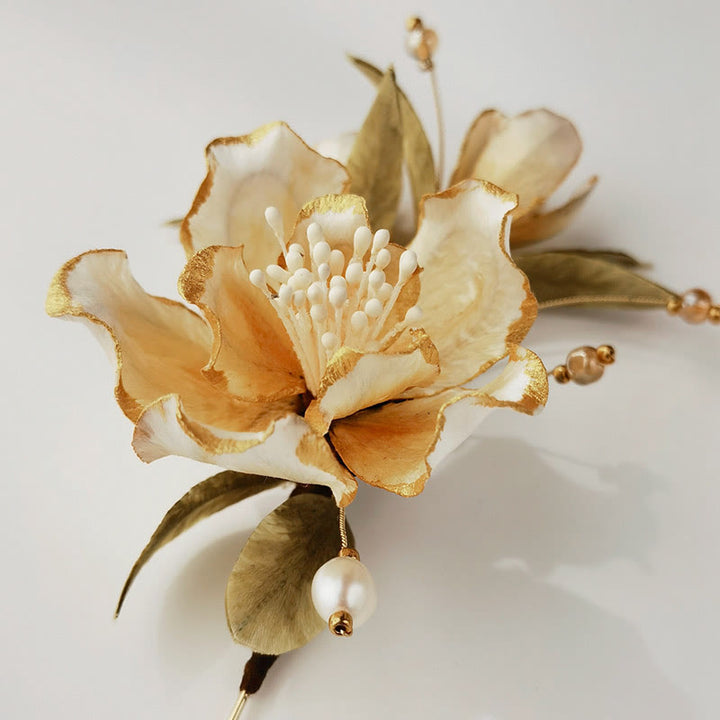 Broche de camelia blanca de seda morera con flores de terciopelo hechas a mano con Buddha Stones