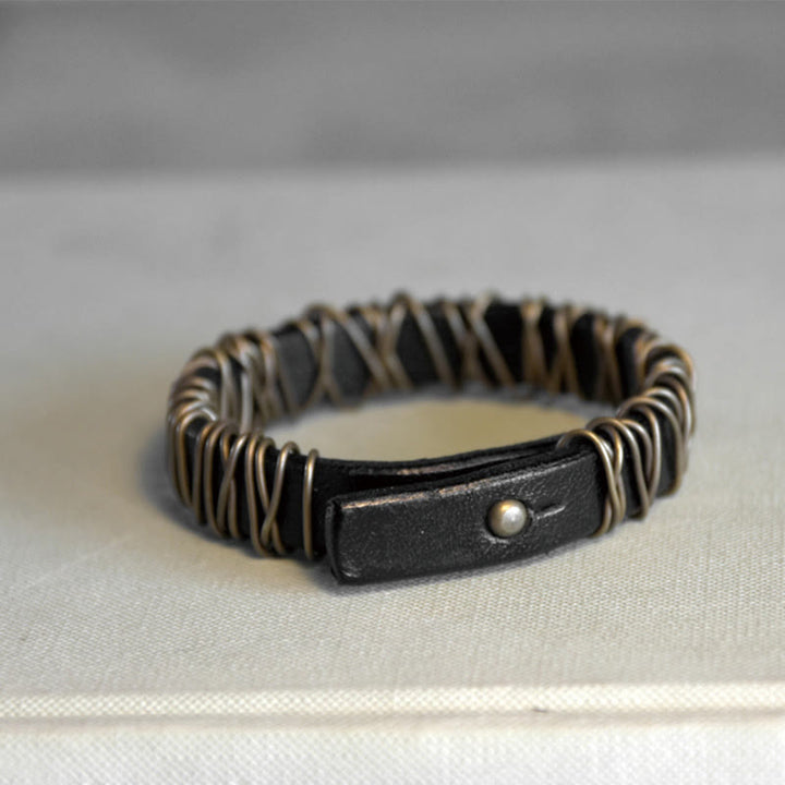 Pulsera de equilibrio con envoltura de alambre de cobre y latón y cuero vintage con Buddha Stones