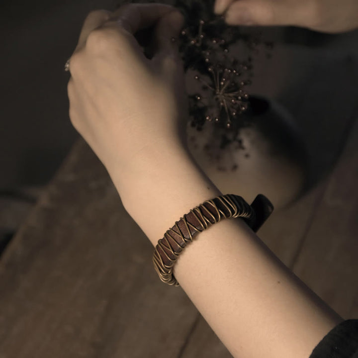 Pulsera de equilibrio con envoltura de alambre de cobre y latón y cuero vintage con Buddha Stones