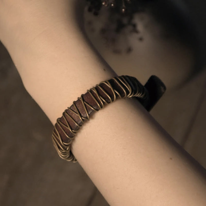 Pulsera de equilibrio con envoltura de alambre de cobre y latón y cuero vintage con Buddha Stones