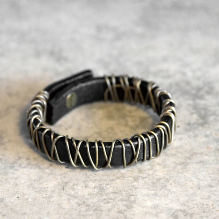 Pulsera de equilibrio con envoltura de alambre de cobre y latón y cuero vintage con Buddha Stones