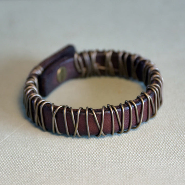 Pulsera de equilibrio con envoltura de alambre de cobre y latón y cuero vintage con Buddha Stones