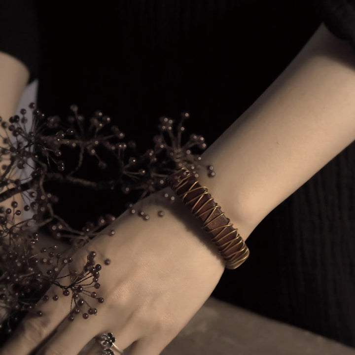 Pulsera de equilibrio con envoltura de alambre de cobre y latón y cuero vintage con Buddha Stones