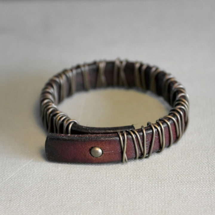 Pulsera de equilibrio con envoltura de alambre de cobre y latón y cuero vintage con Buddha Stones