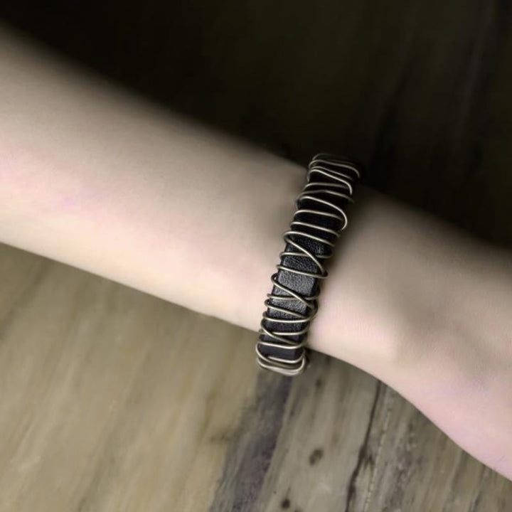 Pulsera de equilibrio con envoltura de alambre de cobre y latón y cuero vintage con Buddha Stones