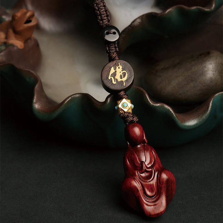 Llavero con protección de Buddha Stones sin forma de sándalo rojo con hojas pequeñas y piedras de Buda