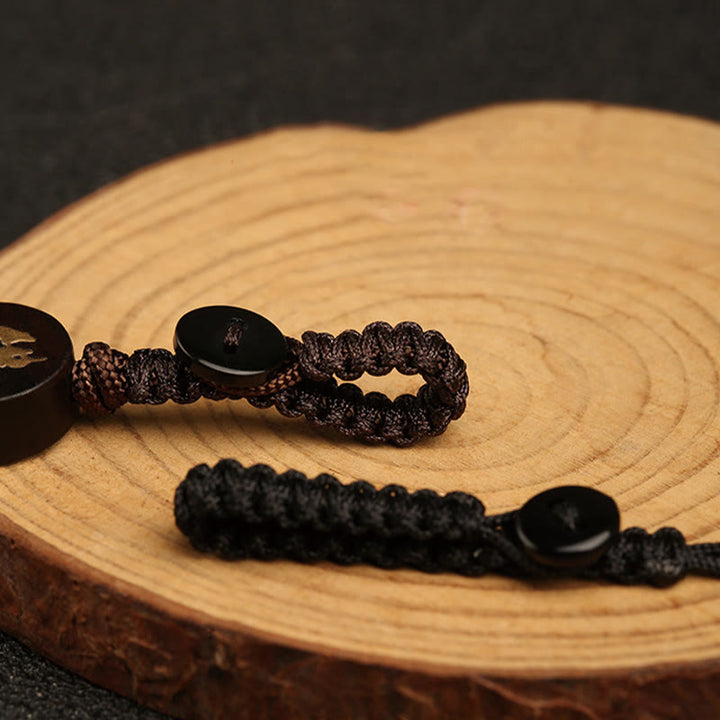 Llavero con protección de Buddha Stones sin forma de sándalo rojo con hojas pequeñas y piedras de Buda