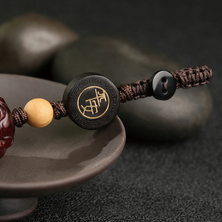 Llavero con protección de seguridad y bienestar de PiXiu con hojas pequeñas de sándalo rojo y Buddha Stones