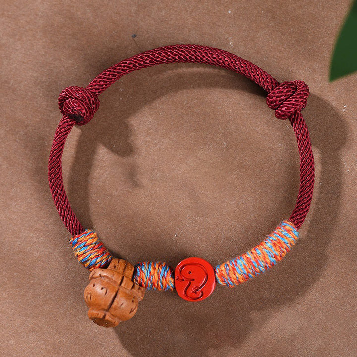 Pulsera de la suerte hecha a mano con Buddha Stones y cinabrio de hueso de melocotón con hilo rojo del zodíaco chino