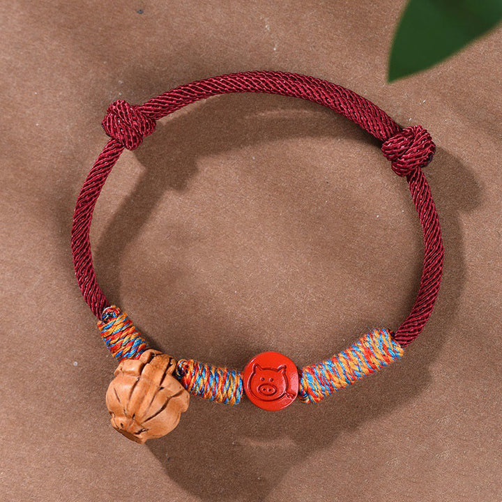 Pulsera de la suerte hecha a mano con Buddha Stones y cinabrio de hueso de melocotón con hilo rojo del zodíaco chino